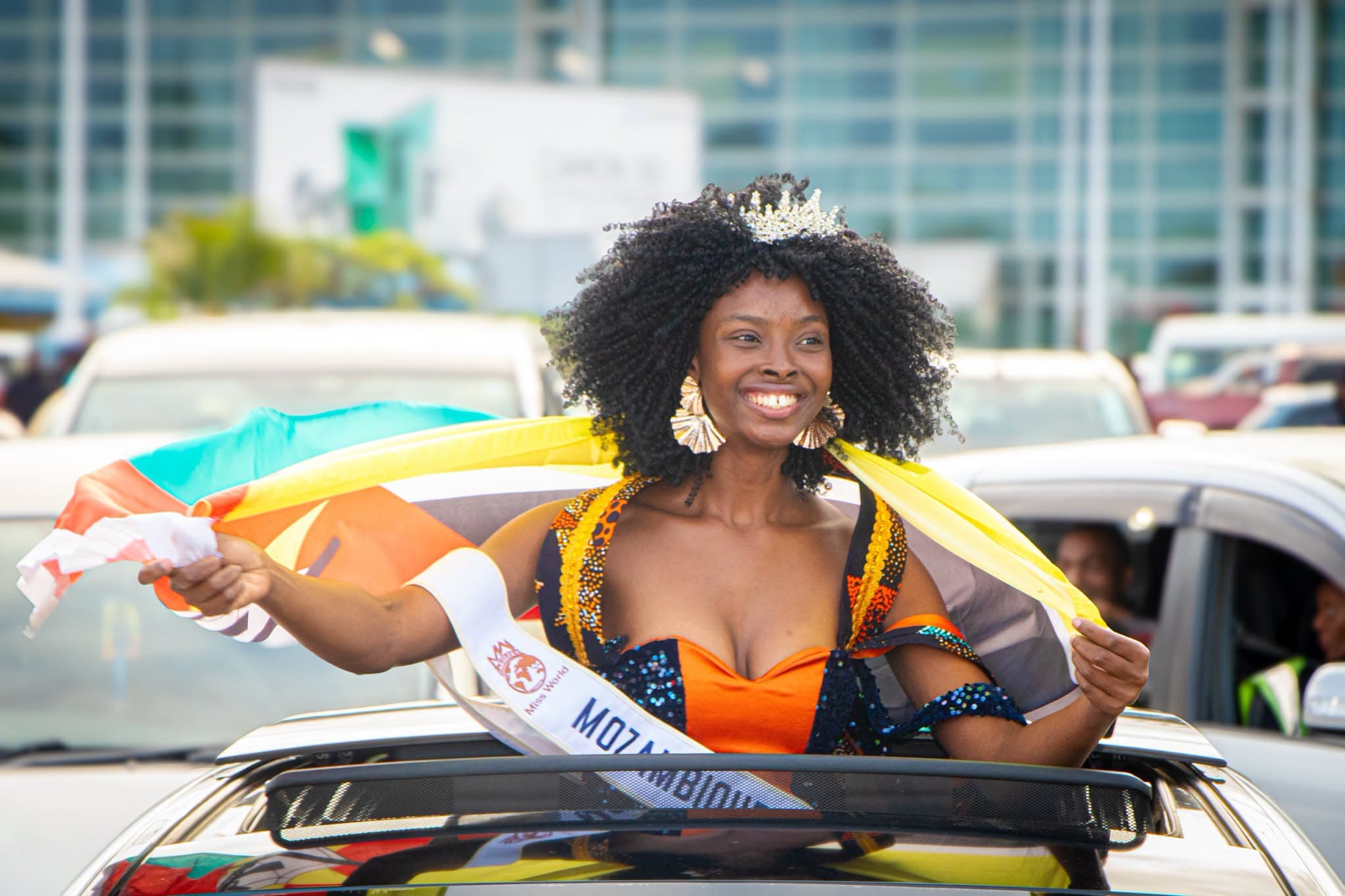 A primeira miss moçambicana a participar do Miss Mundo chegou hoje ao pais e foi recebida de forma carinhosa e calorosa pela equipa da Tv Sucesso e pelo público presente no Aeroporto de Maputo e nas ruas 𝐞 𝐧𝐚𝐬 𝐫𝐮𝐚𝐬 𝐝𝐚 𝐜𝐢𝐝𝐚𝐝𝐞 𝐜𝐚𝐩𝐢𝐭𝐚𝐥